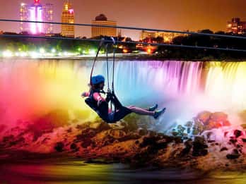 Niagarafälle, Kanada: Zipline-Tour mit Abendbeleuchtung Niagarafälle, Kanada: Zipline-Tour mit Abendbeleuchtung
