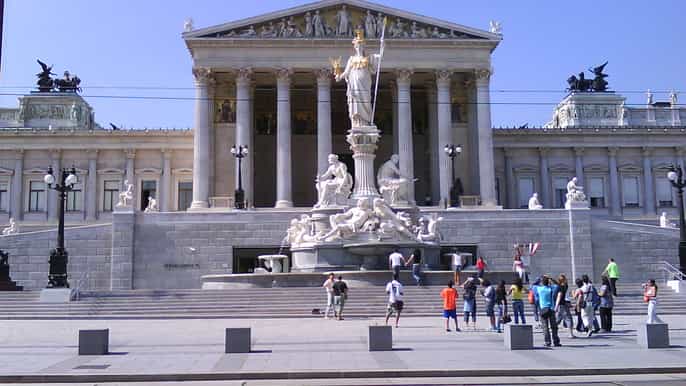 vienna imperiale fullday tour da budapest