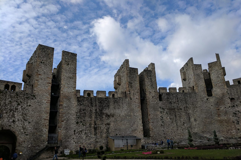 Depuis Belgrade : journée complète à la grotte de Resava et aux monastères médiévauxVisite de groupe