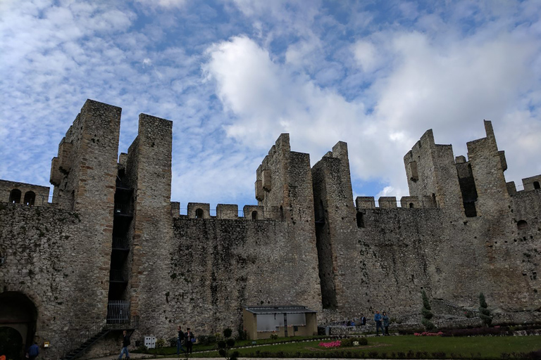 Depuis Belgrade : journée complète à la grotte de Resava et aux monastères médiévauxVisite de groupe