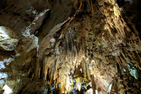 Depuis Belgrade : journée complète à la grotte de Resava et aux monastères médiévauxVisite de groupe