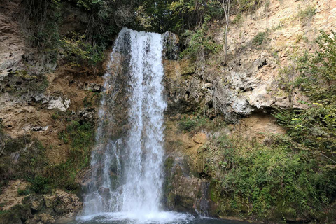 Depuis Belgrade : journée complète à la grotte de Resava et aux monastères médiévauxVisite de groupe