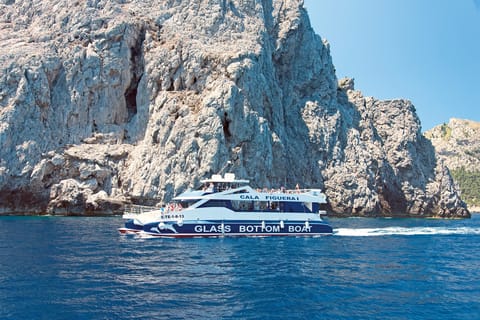 Platja de Formentor: crociera con barca dal fondo in vetro