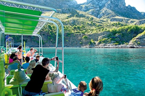 Alcúdia: tour in barca tra grotte e costa con snorkeling