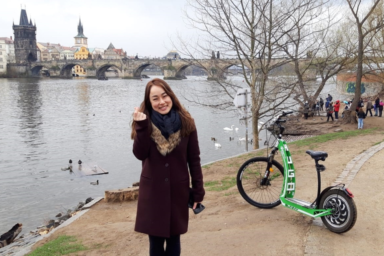 Prague: Quick 1-Hour Sightseeing E-Scooter Private Tour