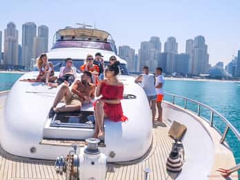 Dubai Marina: Luxuriöse Yacht-Tour mit Frühstück oder BBQ Dubai Marina: Luxuriöse Yacht-Tour mit Frühstück oder BBQ