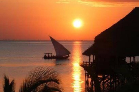 Zanzibar: Crociera in Dhow al tramonto sulla spiaggia di Nungwi/Kendwa con frutta