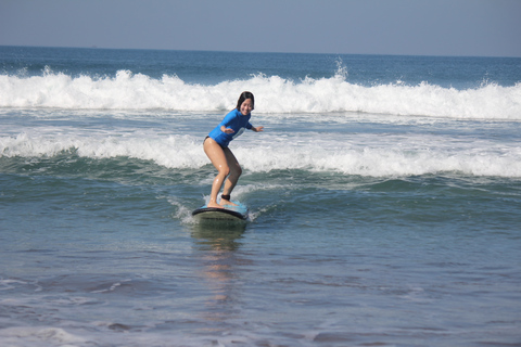 Canggu: SurfkursSurfkurs auf mittlerem Schwierigkeitsgrad