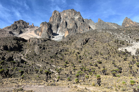 内罗毕：肯尼亚山五日徒步之旅（含餐饮及向导）内罗毕：5 天肯尼亚山徒步旅行（含餐饮和向导