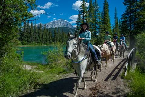 Banff National Park: 1-Hour Bow River Horseback Ride