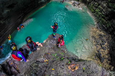 Cebú: tour privado de barranquismo y salto de acantilado en las cataratas de KawasanTour solamente