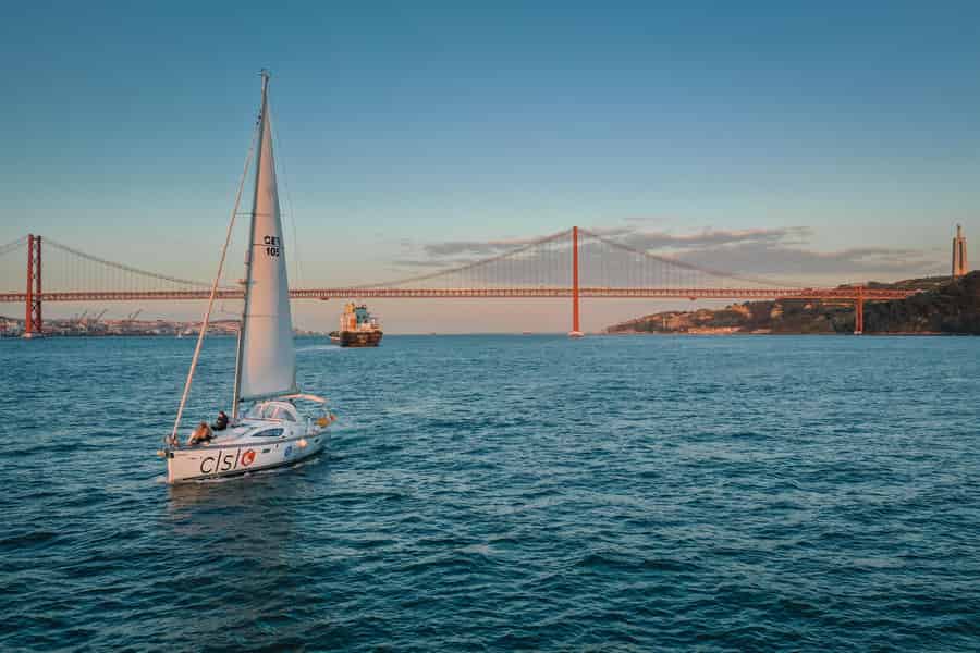 Lissabon: Segelboot-Tour auf dem Tejo. Foto: GetYourGuide Lissabon: Segelboot-Tour auf dem Tejo. Foto: GetYourGuide