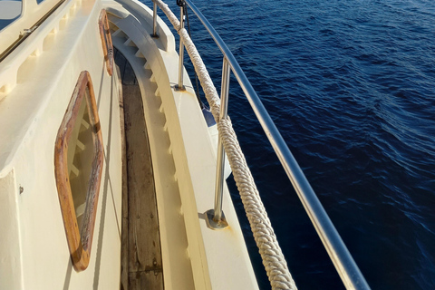 Tour privato di Mykonos al tramonto con barca tradizionale