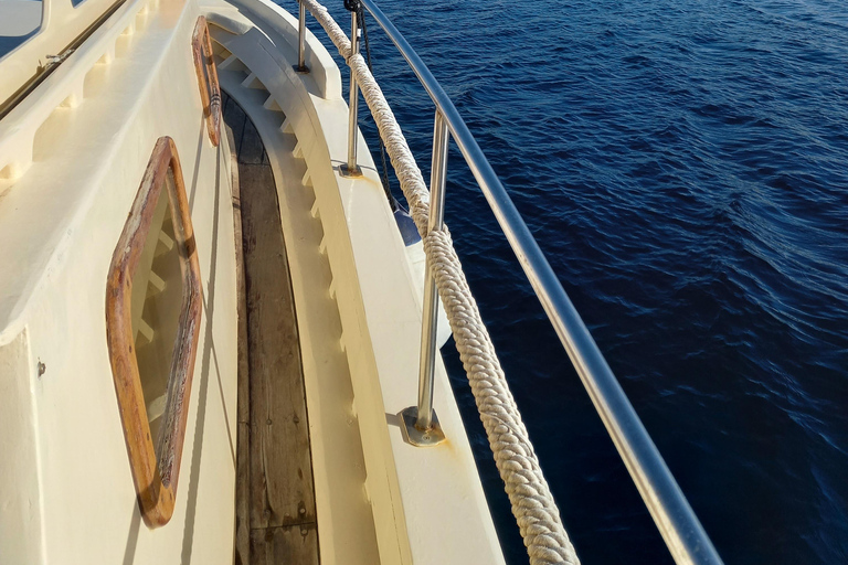 Tour privato di Mykonos al tramonto con barca tradizionale