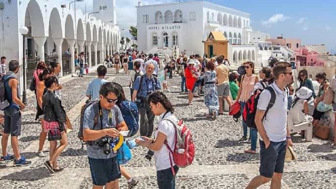 santorini tour a pie por la ciudad de fira con degustación de vinos