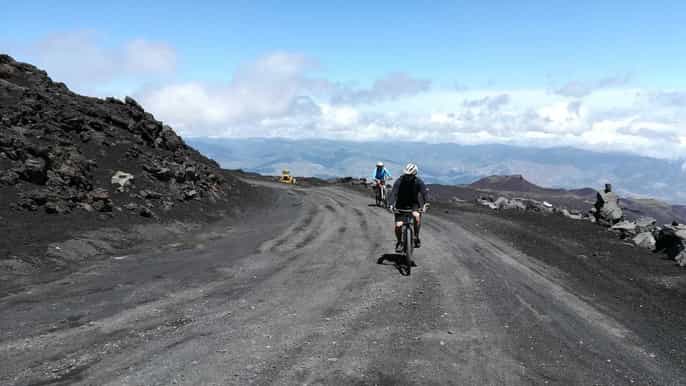catania escursione in bicicletta sulla cima delletna