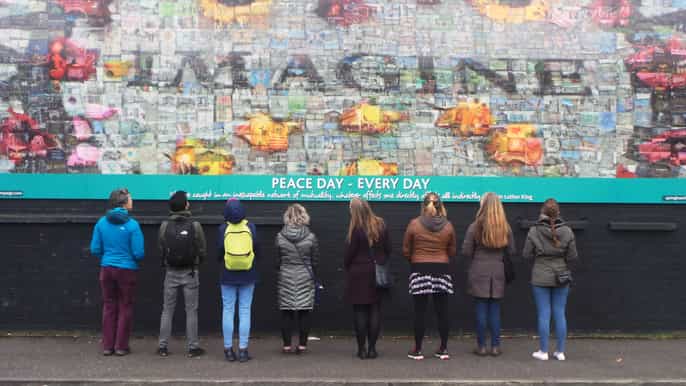 belfast murais políticos arte de rua e portão da paz