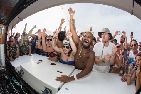 Ibiza: Sunset Party Cruise mit DJ und 2 Club-Eintritten