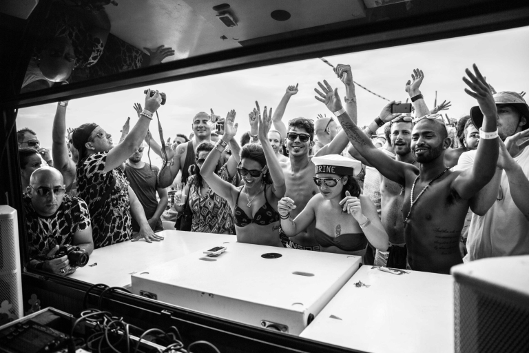 Ibiza : Croisière au coucher du soleil avec DJ et 2 entrées dans des clubs