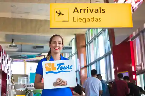 Reina Beatrix Airport: Round-Trip Shared Transfer