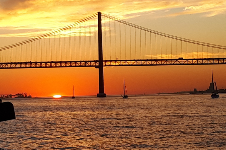 Lisbona: Tour in motoscafo al tramonto o alla luce del giorno