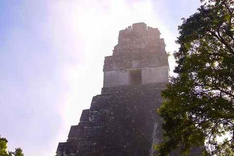Da Flores: tour di 2 giorni di Tikal e Yaxhá
