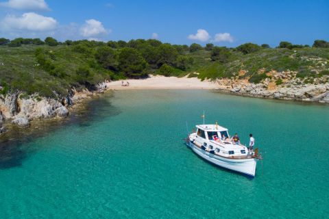 Menorca: Llaut Boat Cruise with Local Appetizers