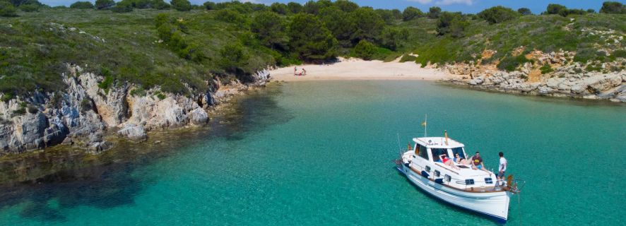Menorca: Llaut Boat Cruise with Local Appetizers