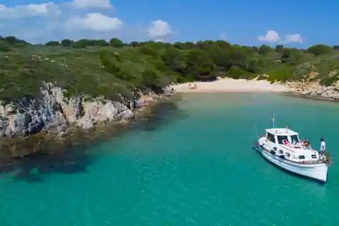 Menorca: Llaut Boat Cruise with Local Appetizers