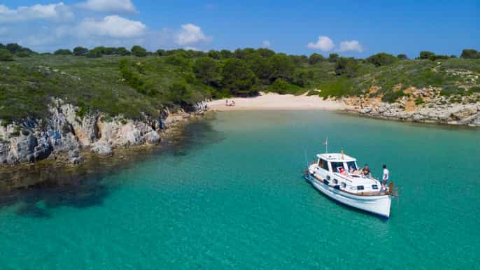 menorca crucero en un yate de lujo con aperitivos típicos