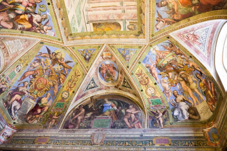 Tour de los Museos Vaticanos y San Pedro con tumbas papales