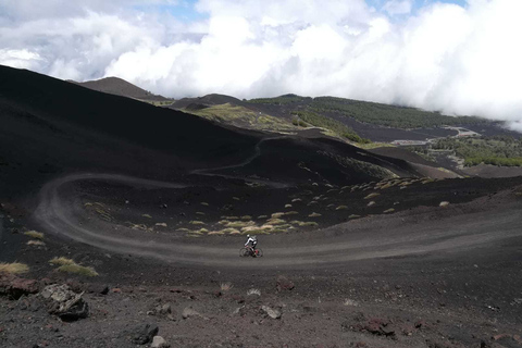 De Taormina: excursion à vélo au sommet de l'EtnaTour à vélo au sommet de l'Etna en italien