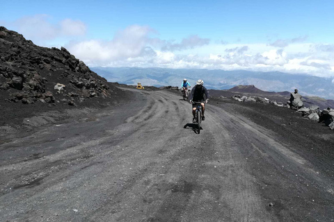 Desde Taormina: recorrido en bicicleta hasta la cima del monte EtnaTour en bicicleta a la cima del monte Etna en italiano