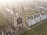 Cambridge, alumno de tour a pie con la opción de King's College - Housity