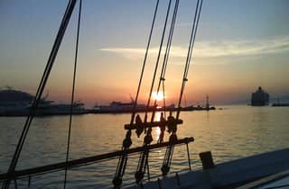 Mykonos: Kreuzfahrt bei Sonnenuntergang mit Getränken