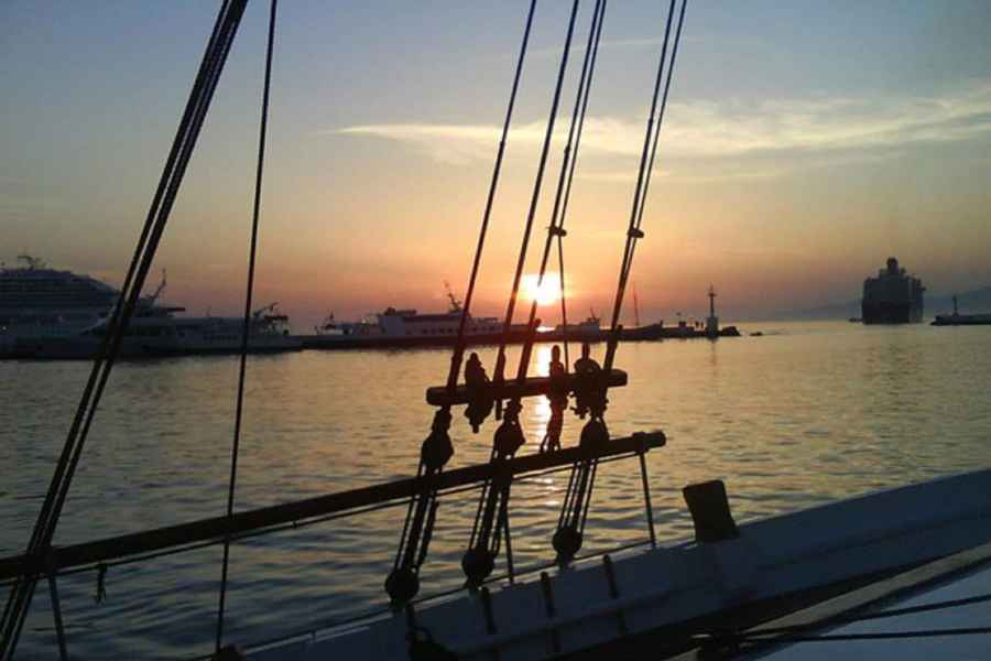 Mykonos: Bootsfahrt bei Sonnenuntergang mit Getränken. Foto: GetYourGuide