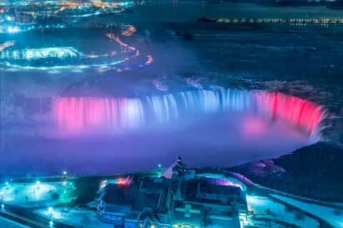 Niagarafälle Kanada: Beleuchtete Niagarafälle ab Toronto
