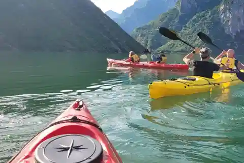 Von Shkoder aus: Kajaktour auf dem Komani-See mit Mittagessen
