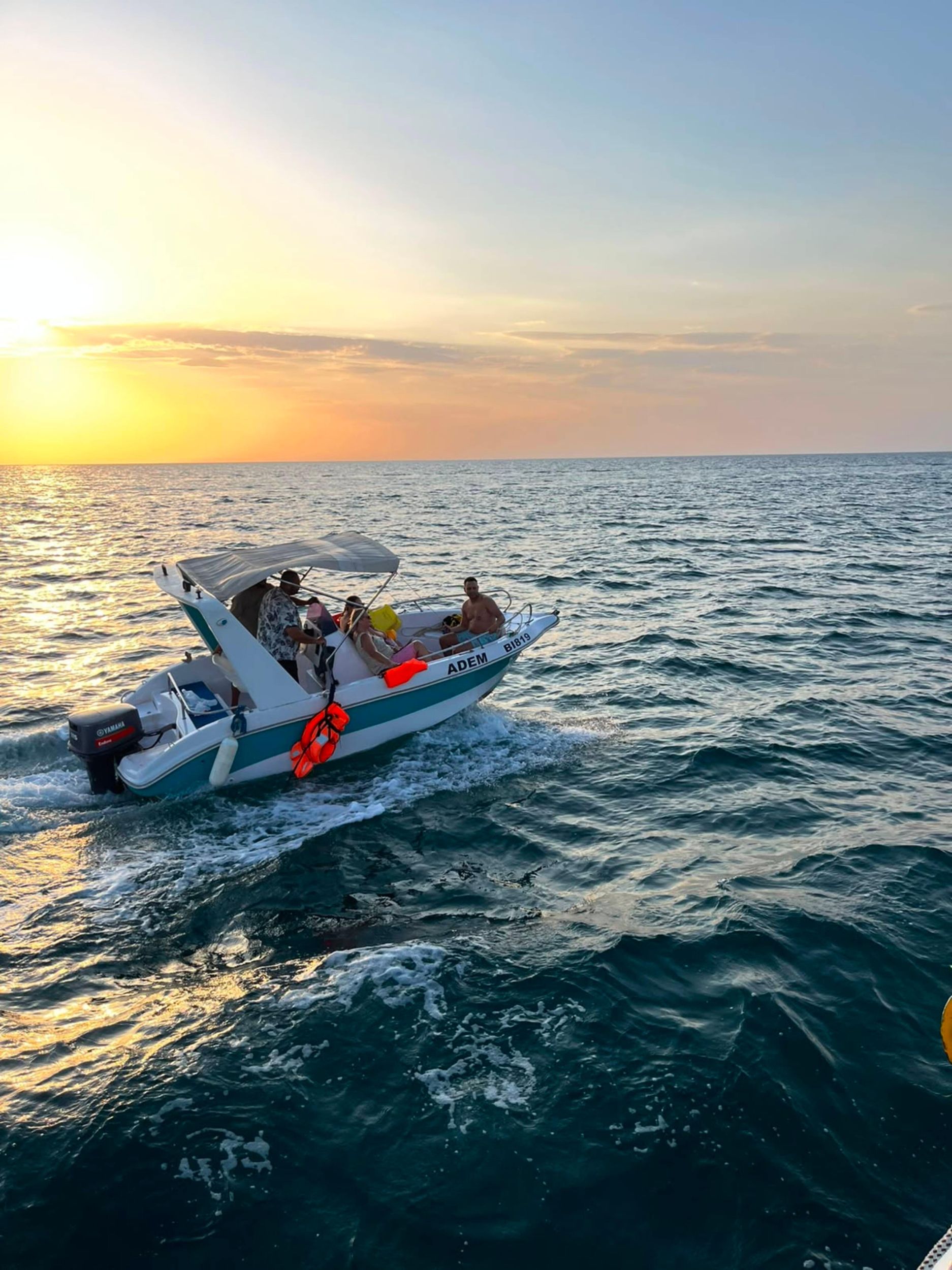 Djerba: Private Bootsfahrt bei Sonnenuntergang mit Schwimmen ✨