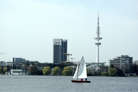 Sailing Sight Seeing Tour (1.5hr) on Aussenalster in Hamburg Hamburg: Private 1.5-Hour Sailing Trip on Alster Lake
