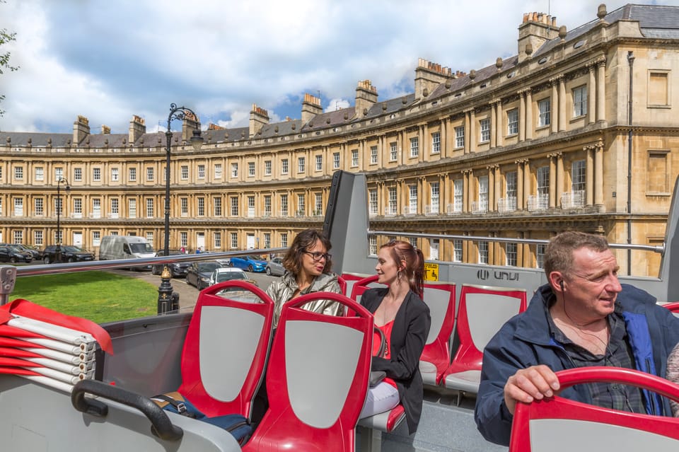 A guide speaking on a City Sightseeing Tour bus in Bath , Somerset ,  England , Britain , Uk Stock Photo - Alamy