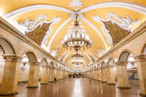 Москва: Экскурсия в метро в небольшой группе
