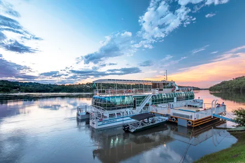 Desde Foz do Iguaçu Excursión en Catamarán al Atardecer con Comida