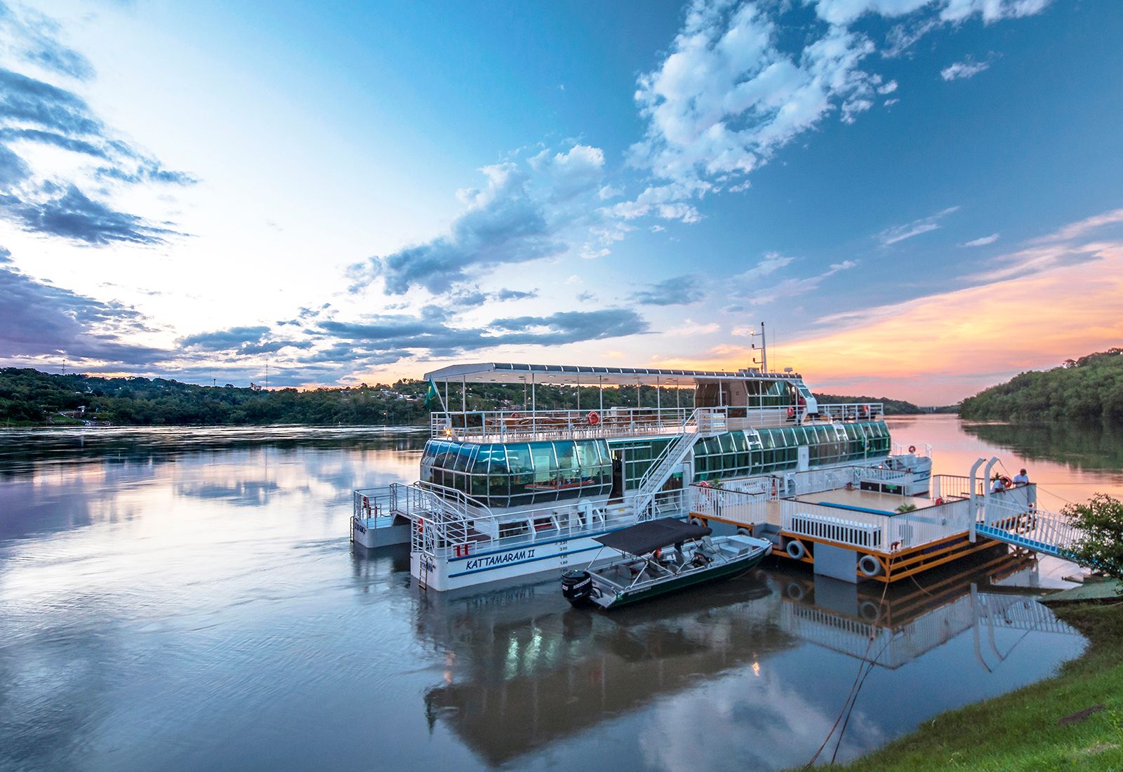 Ab Foz do Iguaçu: Sonnenuntergangs-Katamaran Tour mit Mahlzeit