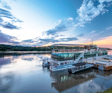 From Foz do Iguaçu: Sunset Catamaran Tour with Meal