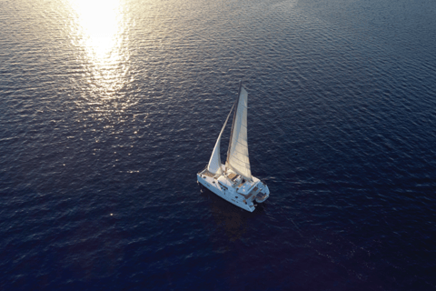 Santorin : croisière en catamaran avec repas et open barSantorin : croisière en catamaran avec déjeuner et open bar