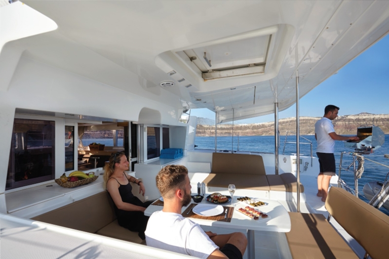 Santorini: catamarancruise met eten en open barSantorini: catamarancruise met lunch en open bar