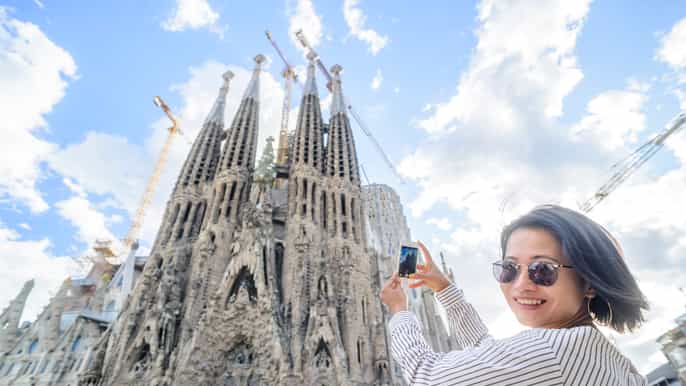 barcelona smallgroup gaudí art tour on luxury minibus