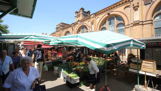 warsaw private food and history tour in a retro minibus