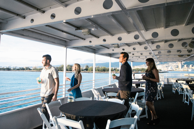 Oahu: croisière cocktail avec feux d'artifice du vendredi soirFeux d'artifice du vendredi et croisière cocktail